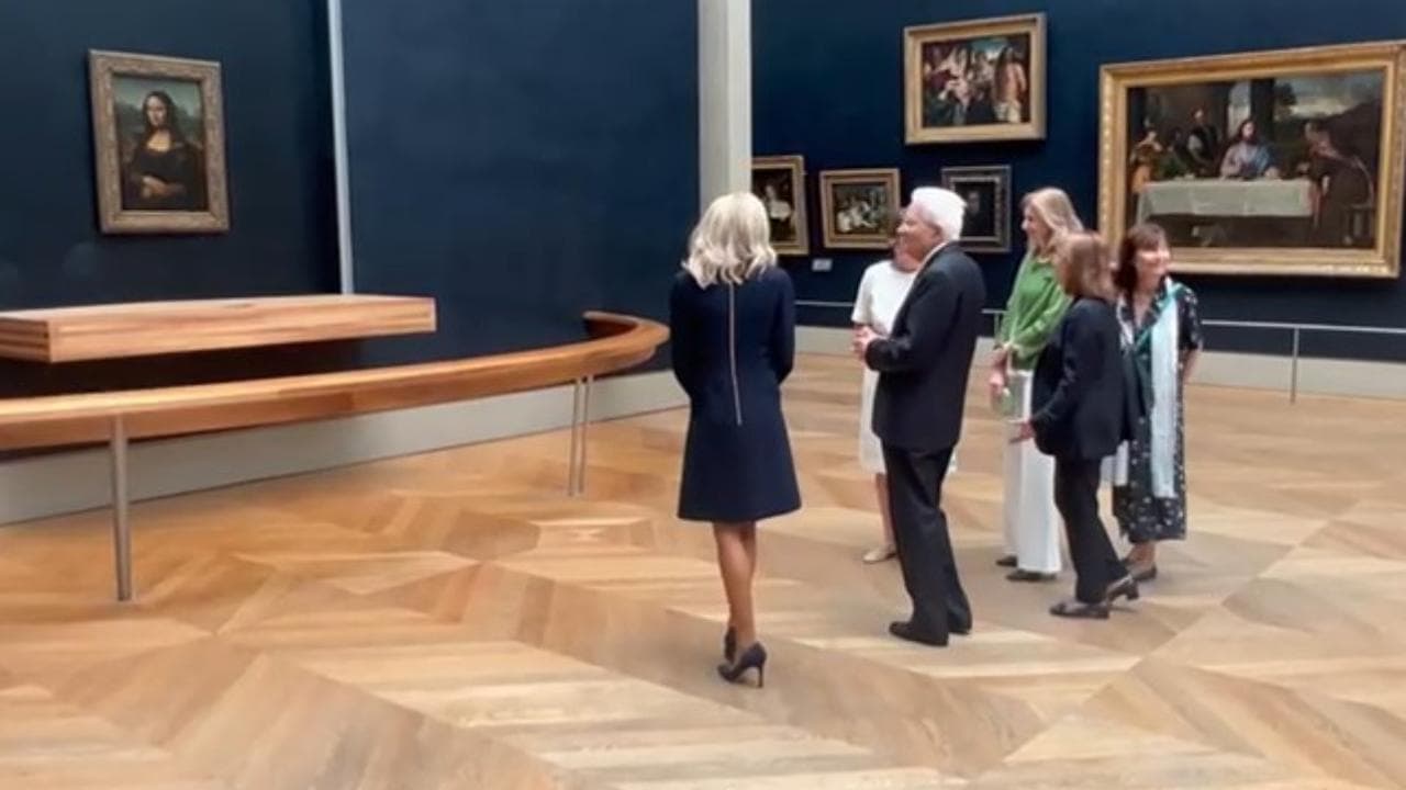 Mattarella al Louvre insieme a Macron e la moglie Brigitte Trogneux visitano la Gioconda