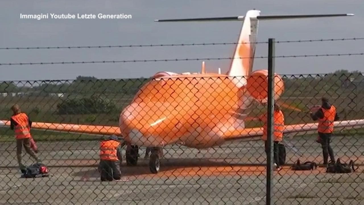 Germania, vernice arancione su jet privato: blitz di Ultima Generazione