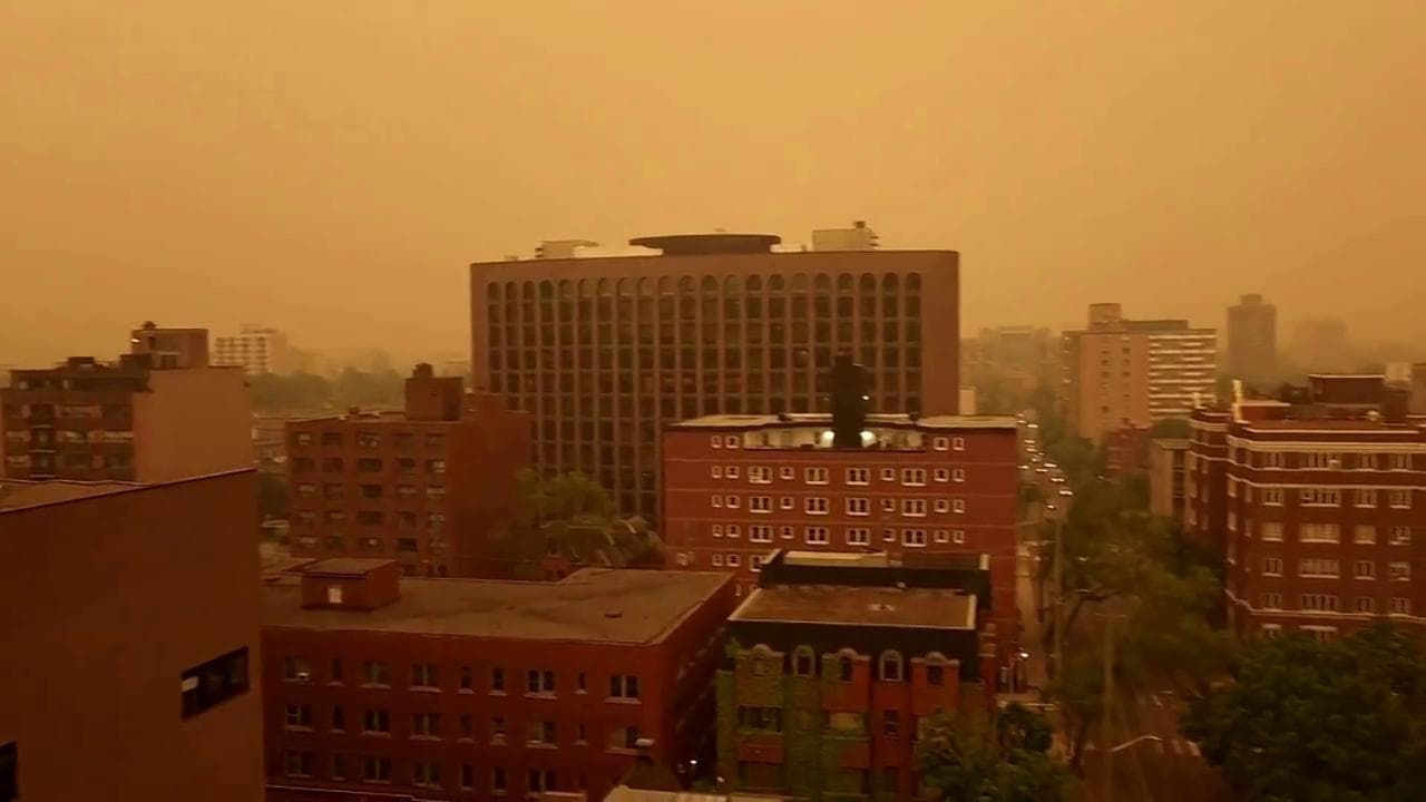 Incendi in Canada, una densa coltre di fumo tinge di arancione il cielo di Ottawa