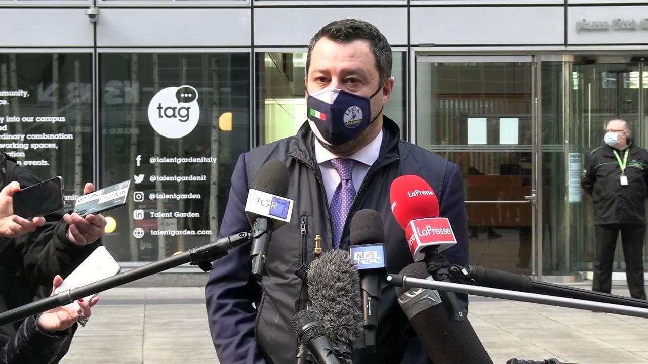 Governo, Salvini: "Non sono contrario all'Europa. Se qualche potere forte della Ue aiuta l'Italia, evviva"