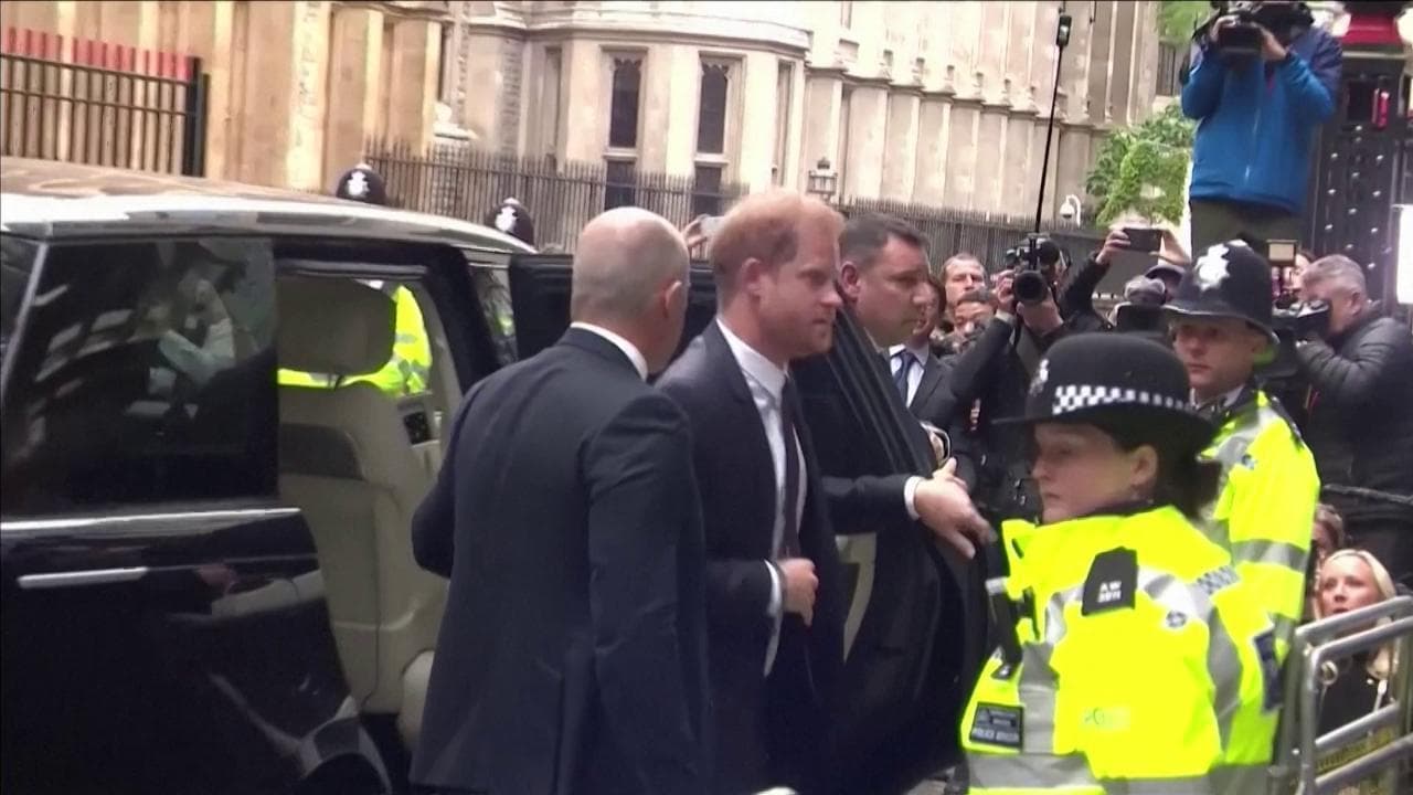 Il principe Harry contro i tabloid inglesi: l'arrivo all'Alta Corte per la testimonianza