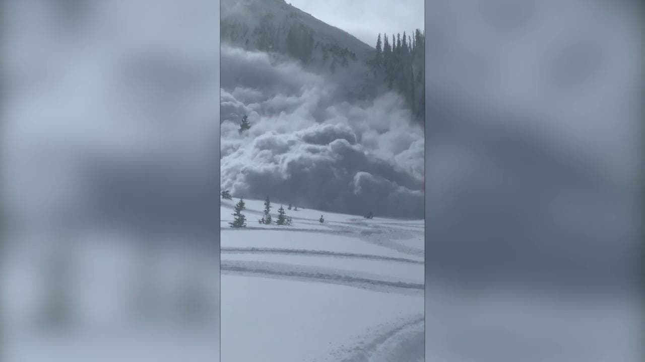 Usa, travolti da una valanga durante gita in motoslitta: la ripresa in soggettiva