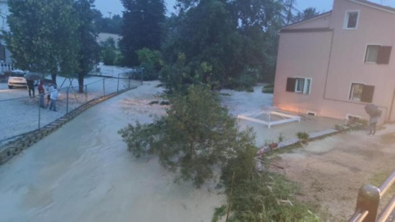 Maltempo, bomba d'acqua e allagamenti nel Maceratese: alcuni evacuati