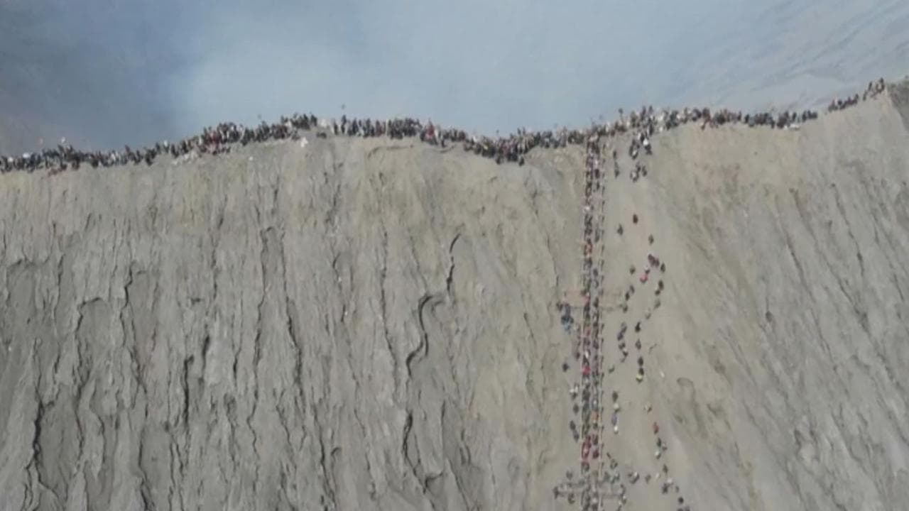 Giava, in migliaia sull'orlo del cratere: il rito di Yadnya Kasada per gli dei del vulcano