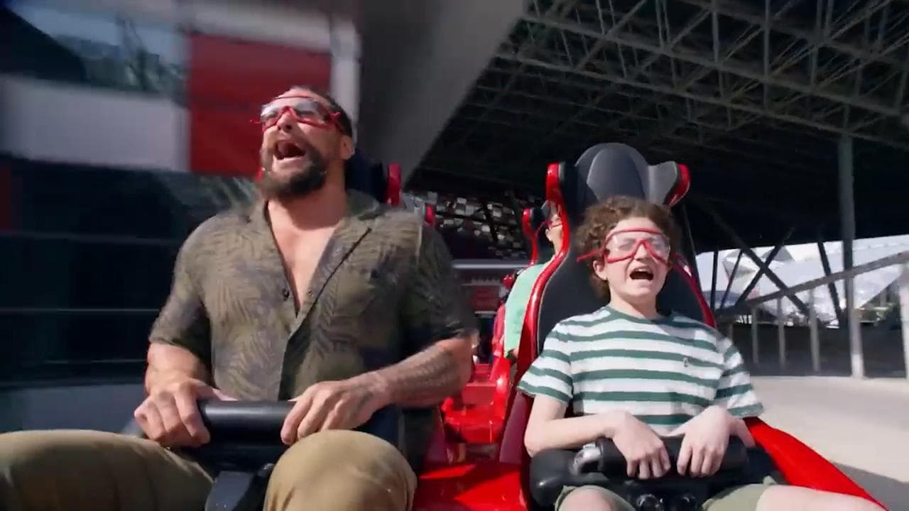 Jason Momoa prova le montagne russe più veloci del mondo: il viaggio esilarante a 239 km/h