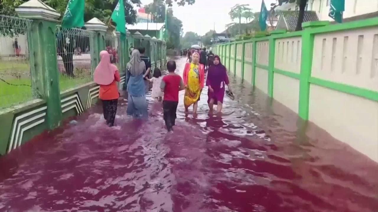 Indonesia, il fiume tinge di rosso il villaggio: l'effetto dell'alluvione sulla fabbrica di batik