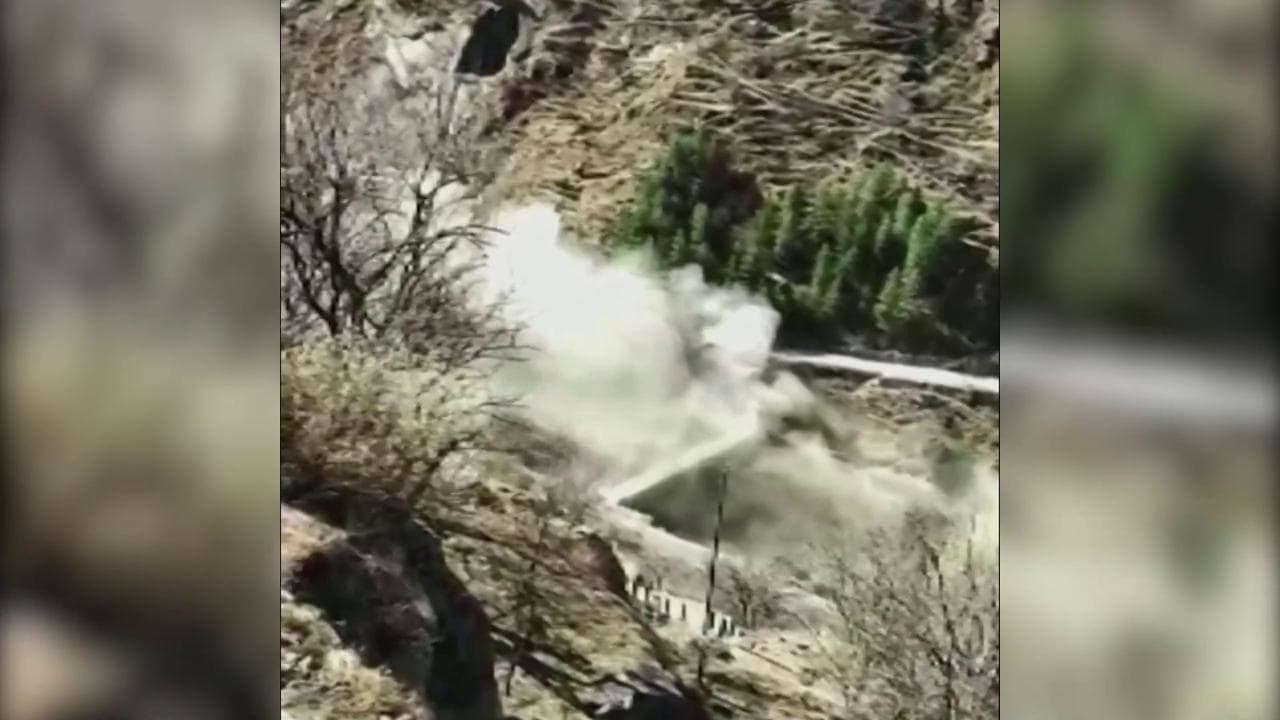 India, ghiacciaio collassa in un fiume: l'onda di piena scavalca una diga