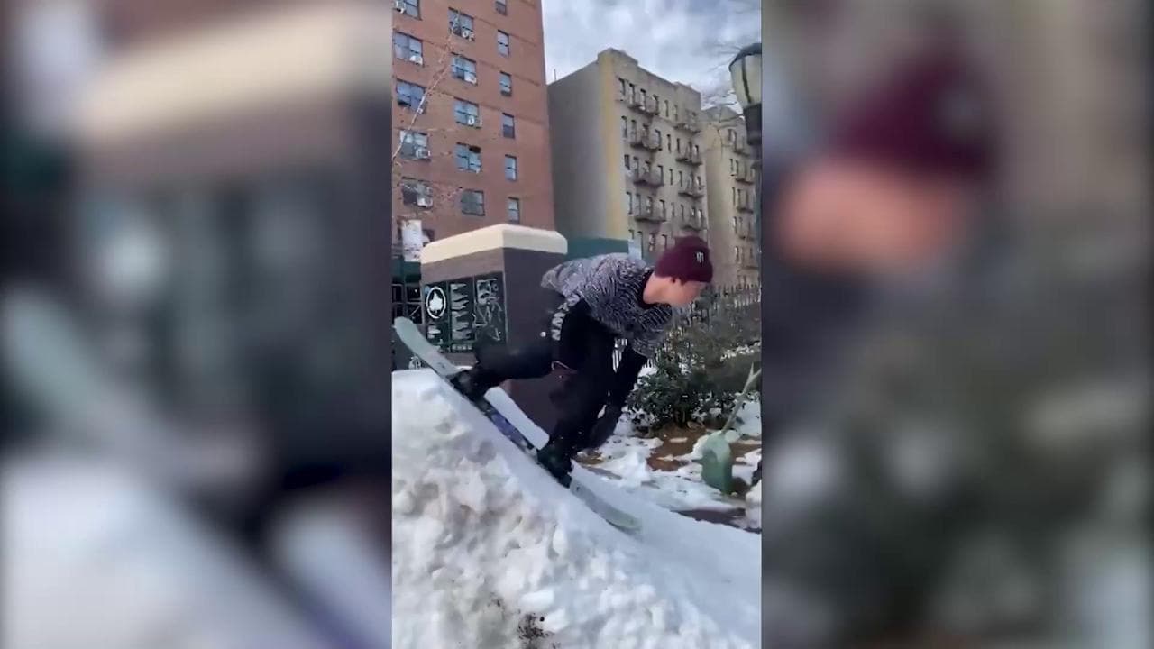 Usa, neve record a New York: ad Harlem si fa snowboard nei parchi