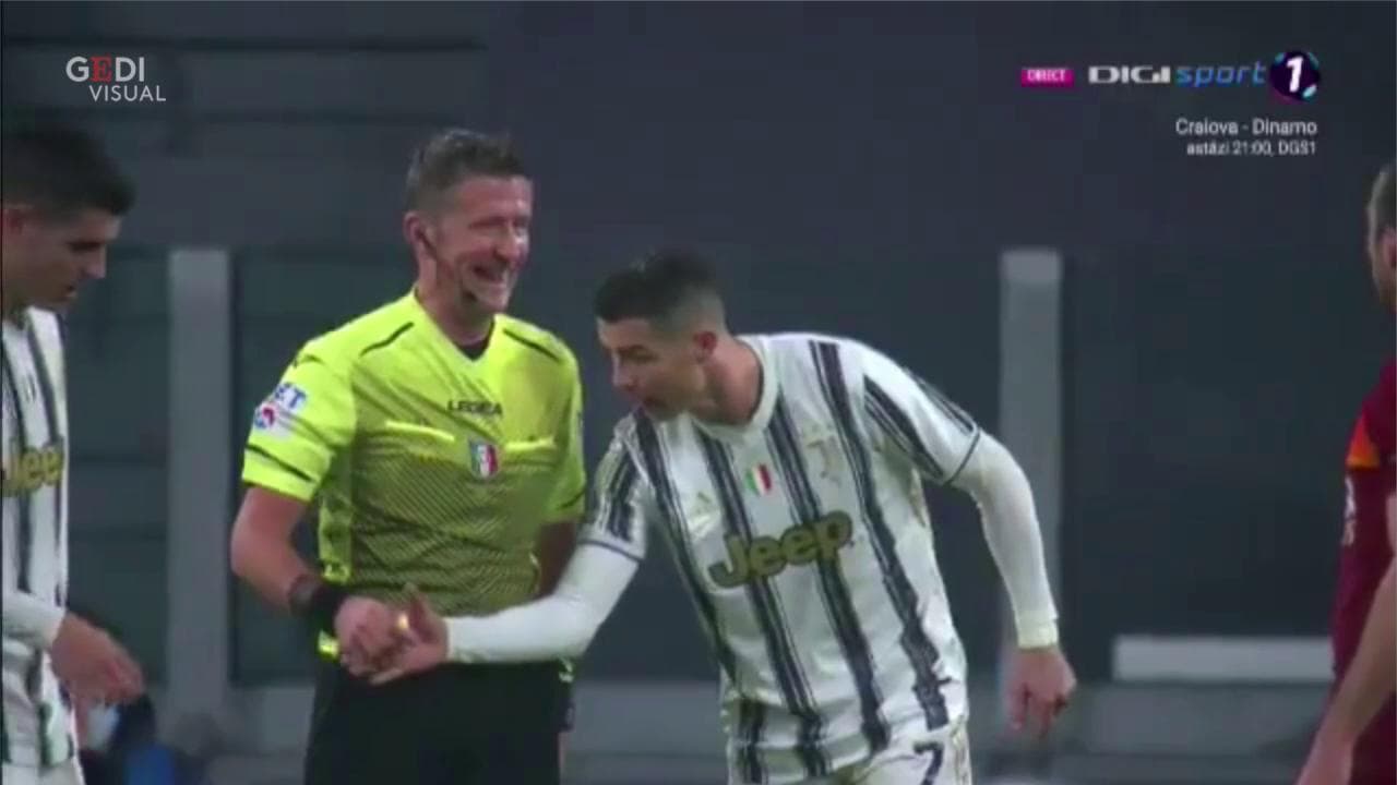 Juve-Roma, Ronaldo non si fida della Goal-line technology e controlla l'orologio dell'arbitro Orsato