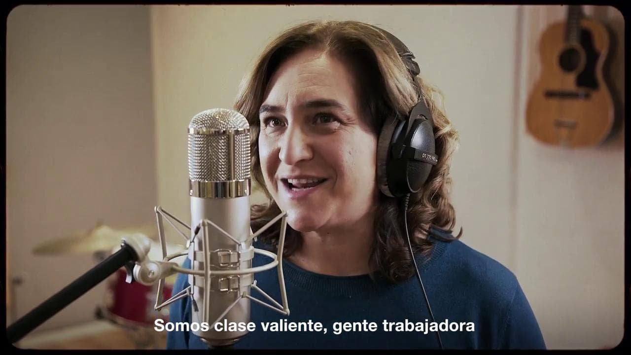 Voto in Catalogna, il rap elettorale della sindaca di Barcellona Ada Colau: "Non dimentichiamoci chi siamo"