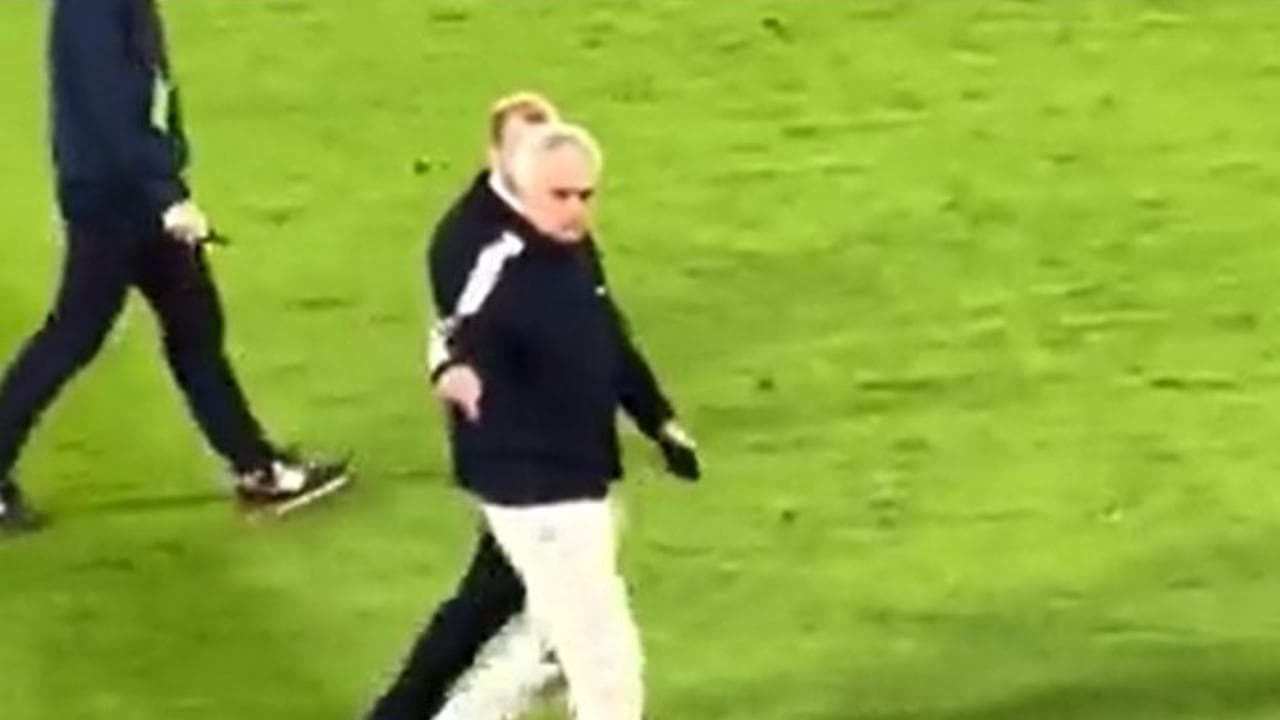 Il gesto di Mourinho ai tifosi romanisti: "Io resto qui"