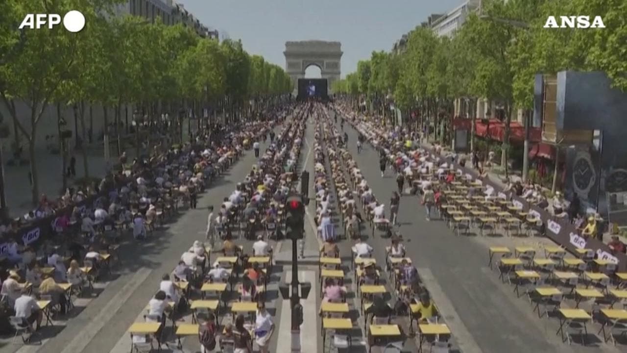 Parigi, Champs-Élysées trasformati in aula all'aperto per un dettato da record