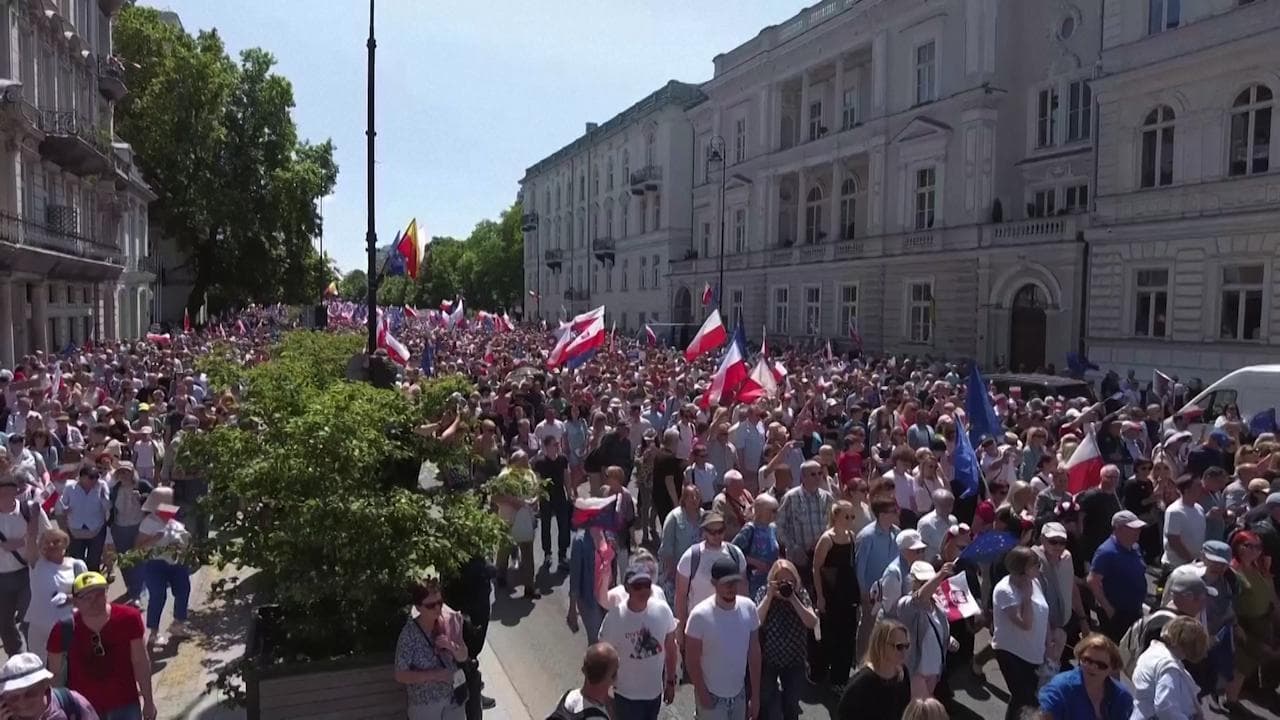Polonia, 500mila persone in piazza a Varsavia contro il governo