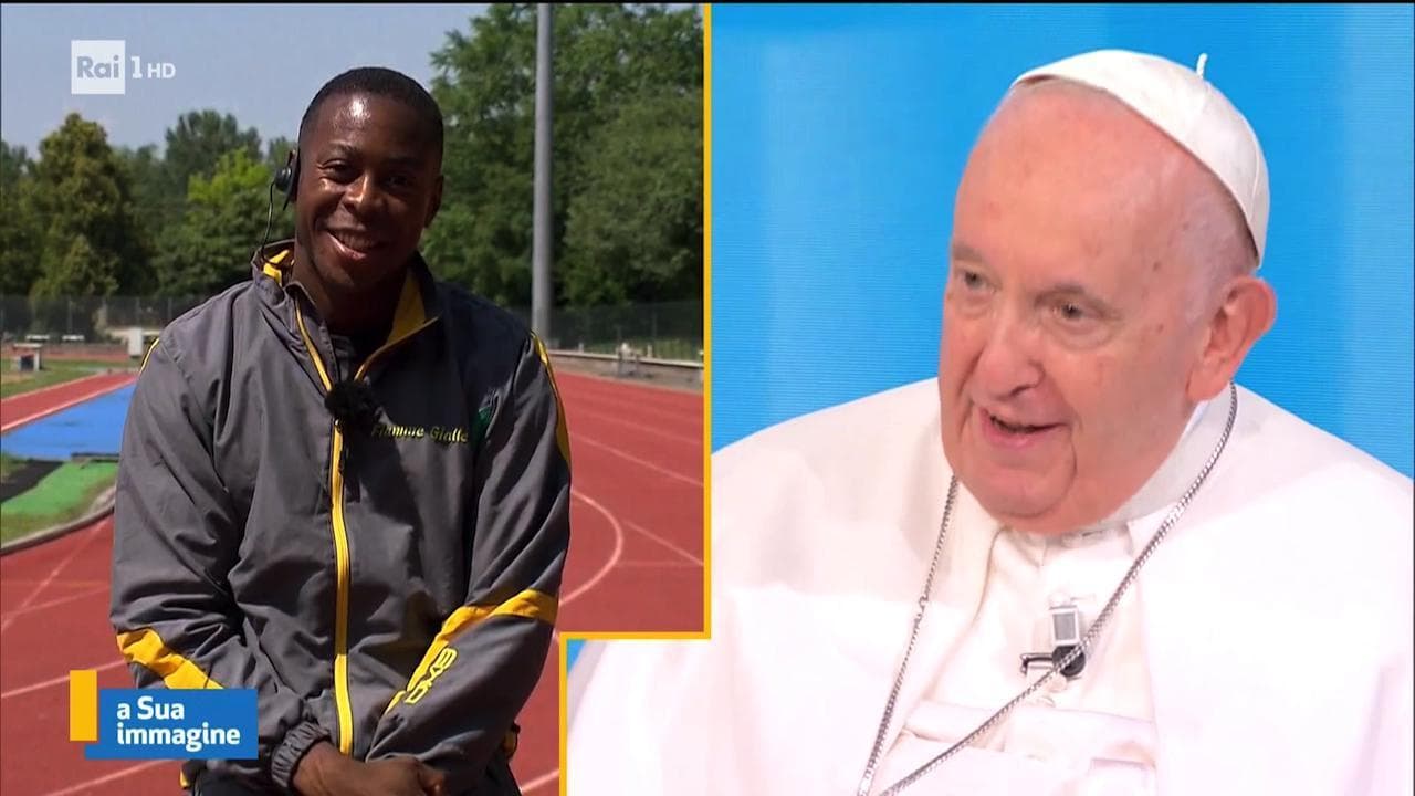 Papa Francesco scherza con l'azzurro Desalu: "Tutto bene? Sono ancora vivo"