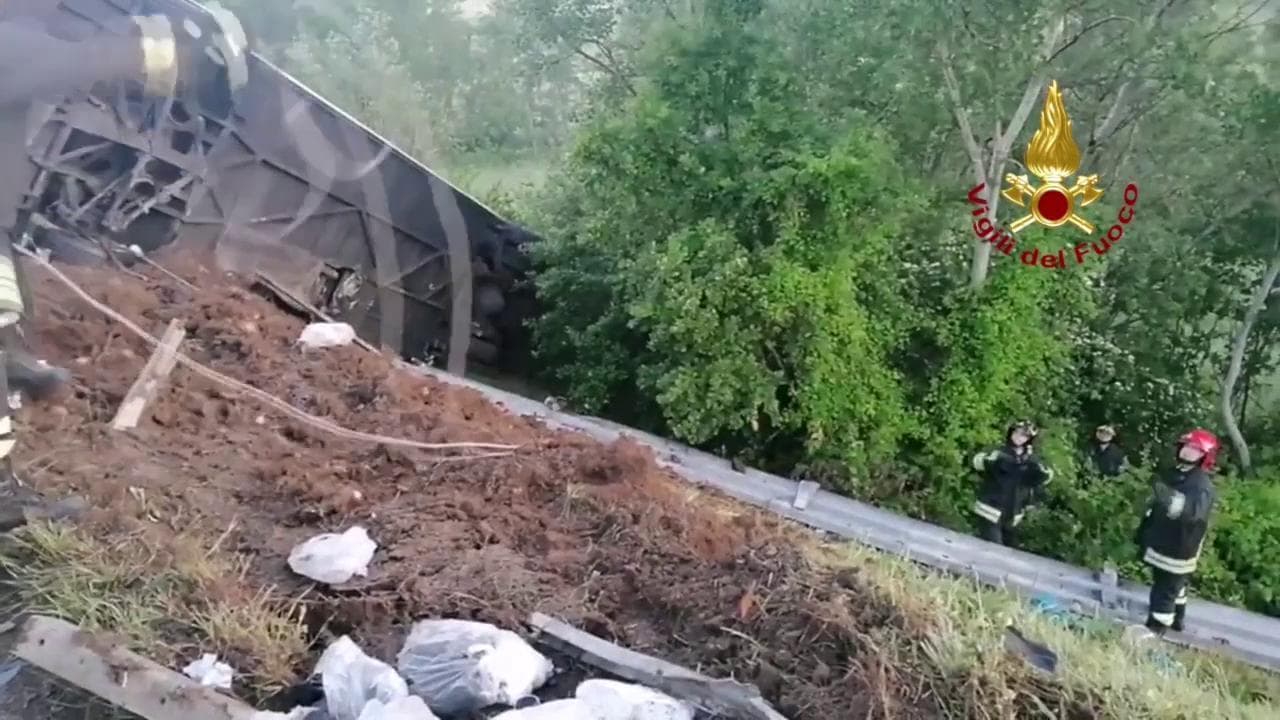 A16, i vigili del fuoco sul luogo dell'incidente del bus finito in una scarpata