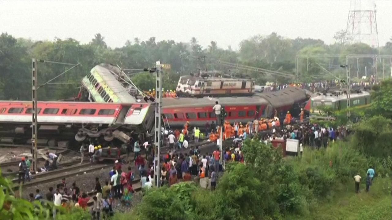 India, quasi 300 morti nello scontro ferroviario: le immagini del peggior disastro in vent'anni