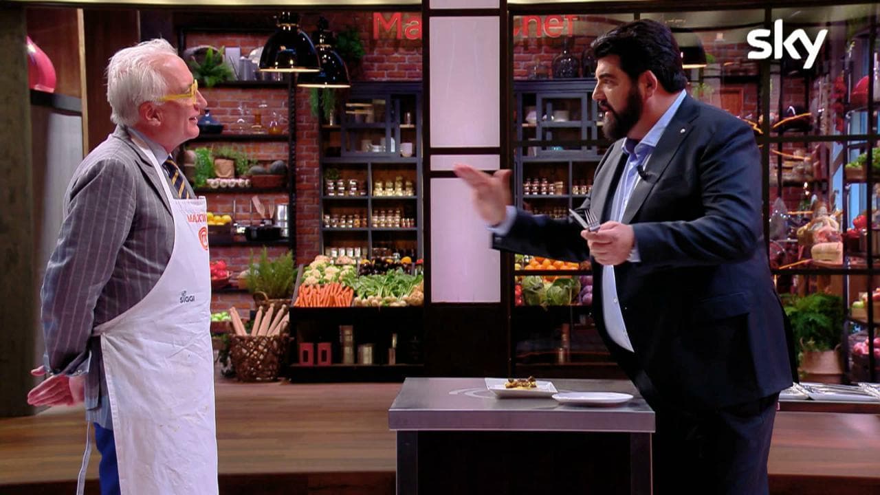 Masterchef, Cannavacciuolo non riesce a farsi capire dal concorrente: "Locatelli dammi una mano, sto sudando"