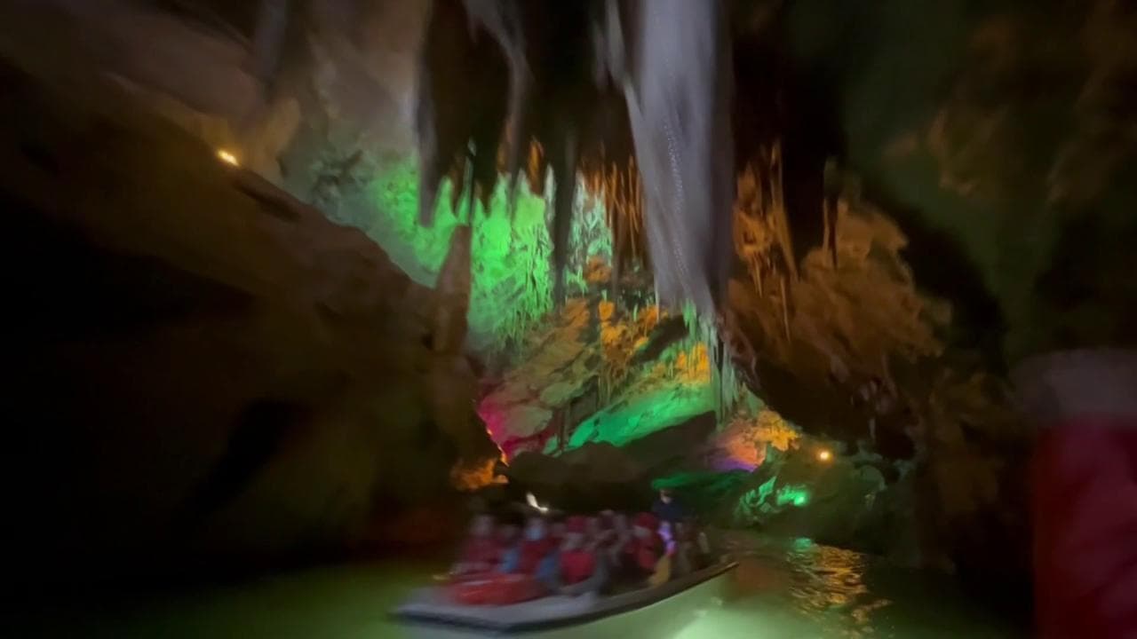 L'esplorazione in barca nella Grotta d'Acqua di Benxi: un'avventura di 3 km nel cuore della terra