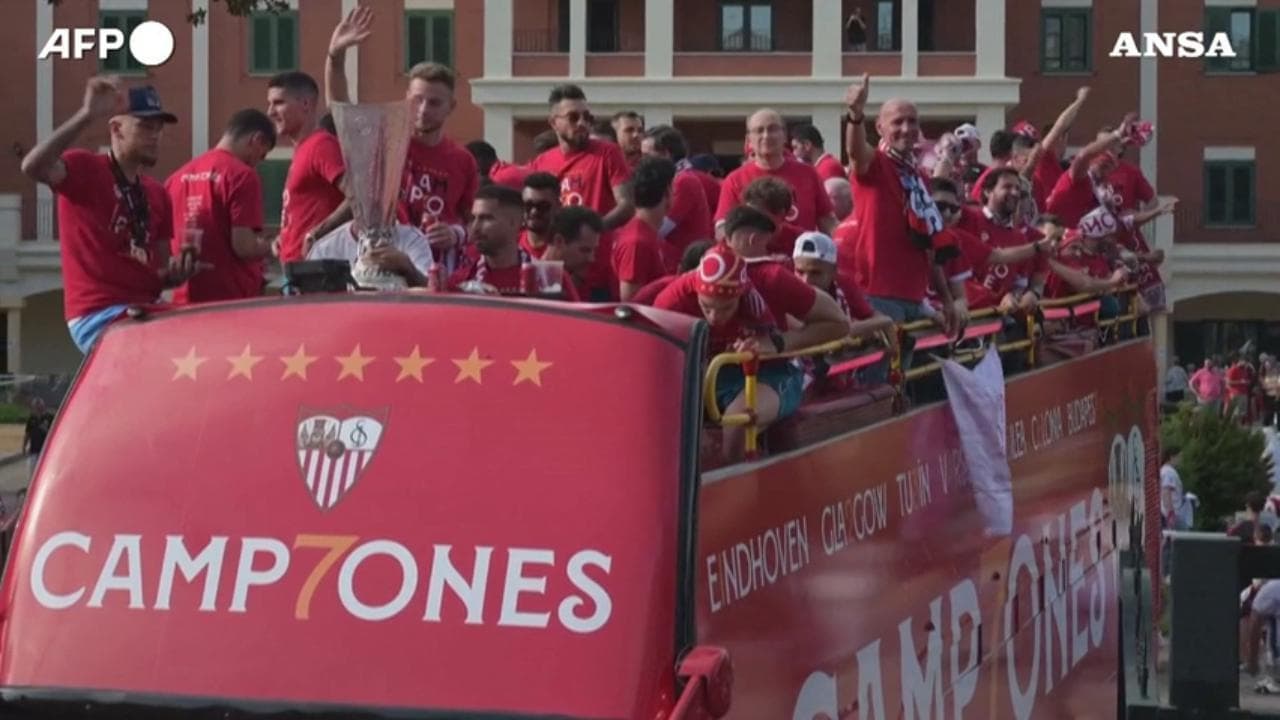 Il Siviglia festeggia la vittoria dell'Europa League: il pullman degli andalusi accolto da migliaia di tifosi