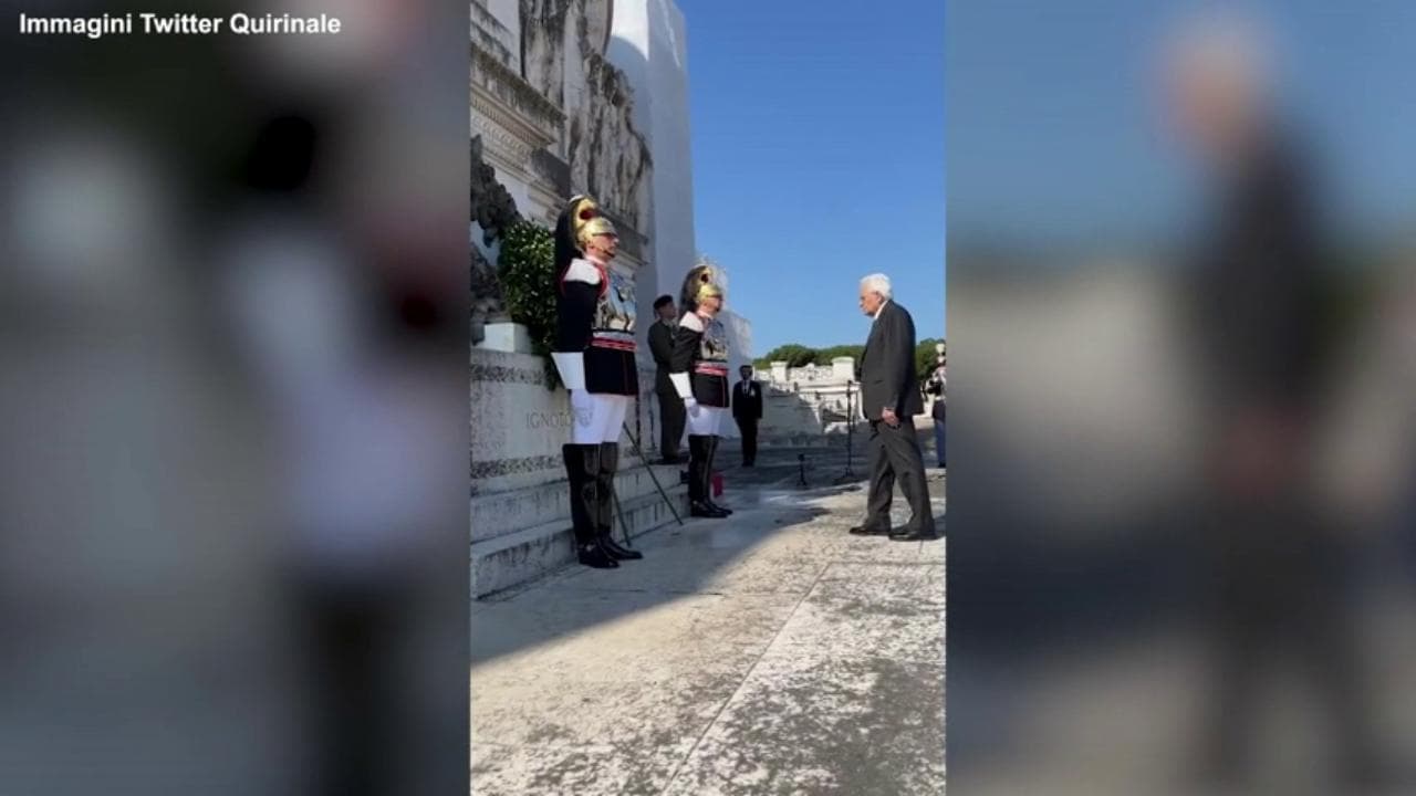 2 giugno, il presidente Mattarella depone una corona di alloro all'Altare della Patria