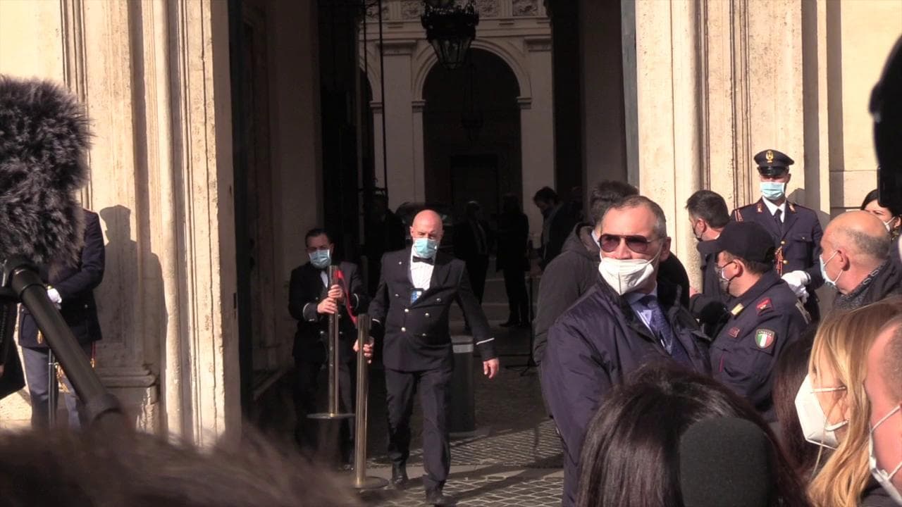 Conte, un tavolino in piazza e assembramento di giornalisti: l'ultima conferenza del premier uscente