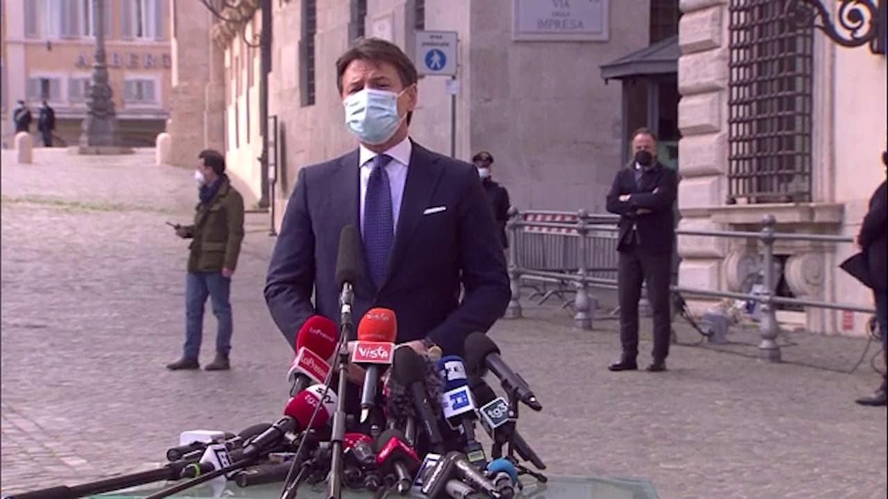 Conte: "I sabotatori sono altrove, non ostacolo Draghi. Auspico un governo politico"