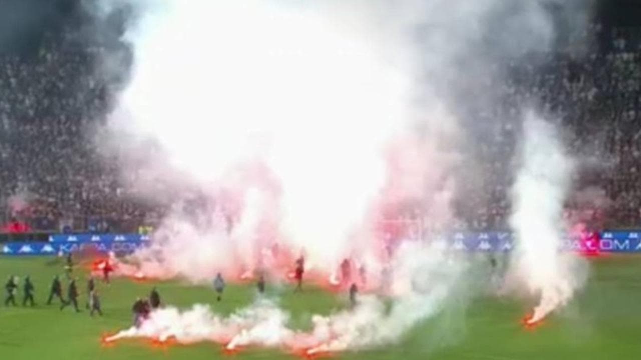 Serie B, pioggia di fumogeni e invasione di campo a Brescia: sospesa la gara dei playout col Cosenza