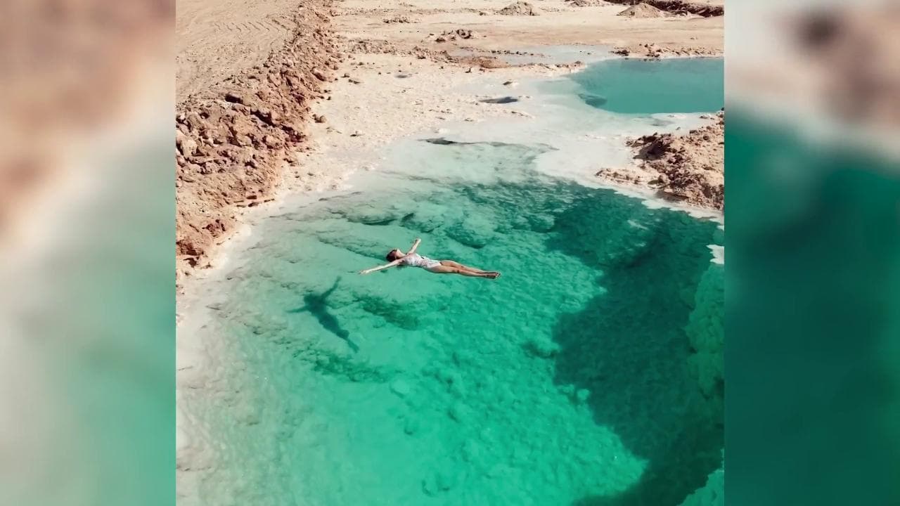 Egitto, nuotare in mezzo al deserto: nell'oasi c'è una piscina naturale. "Sembra di volare"