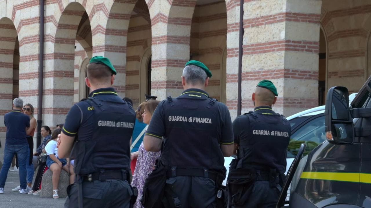 Peschiera del Garda blindata: le forze dell'ordine presidiano la stazione dopo il raduno dello scorso anno