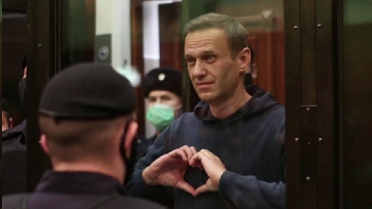 Russia, Navalny in tribunale prima della sentenza: il suo cuore per la moglie in aula