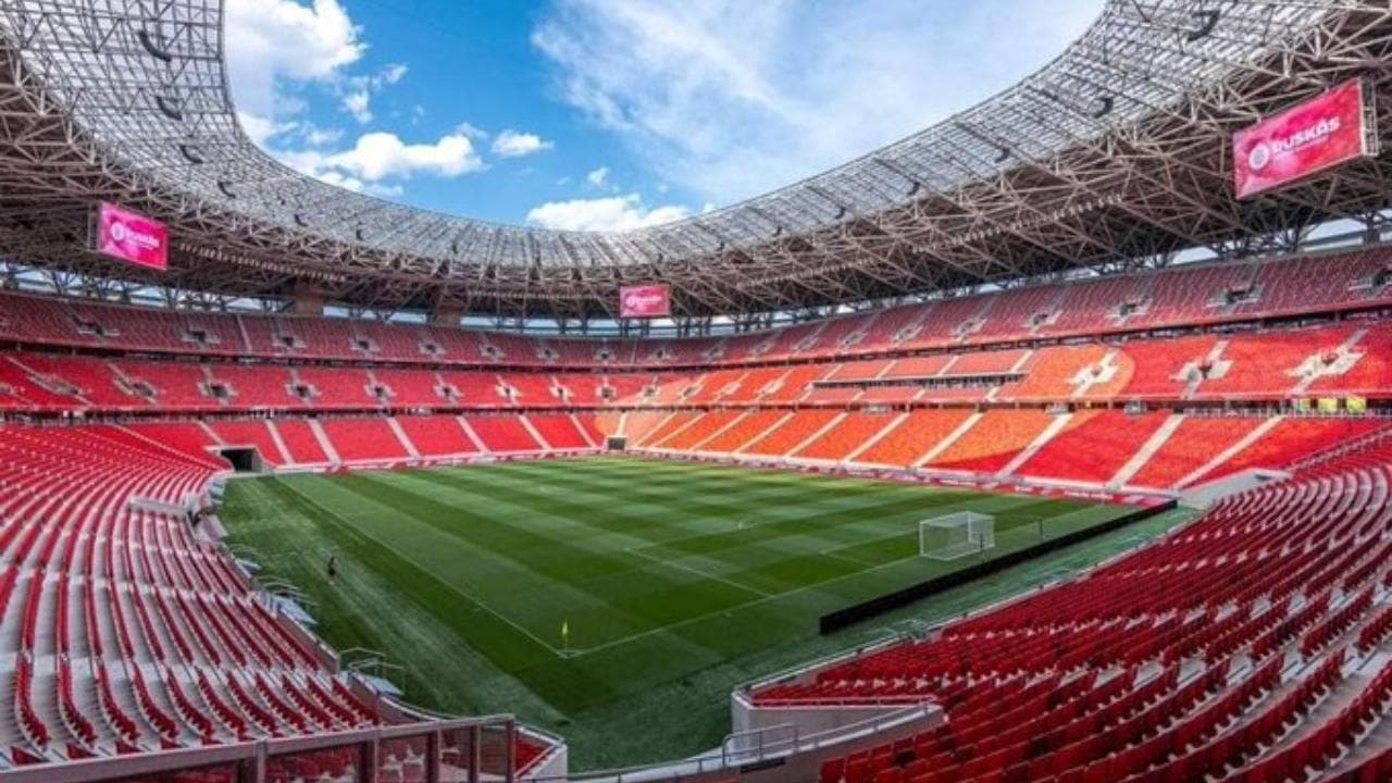 I tifosi di Roma e Siviglia entrano nella Puskas Arena di Budapest, lo stadio della finale