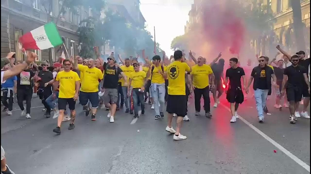 Il corteo dei tifosi romanisti è arrivato alla Puskas Arena, stadio della finale