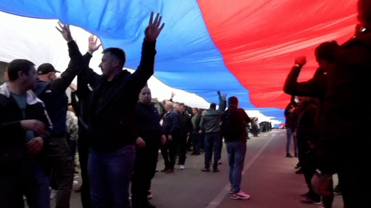 Kosovo, manifestanti dispiegano una bandiera serba lunga 250 metri nel centro di Zvecan