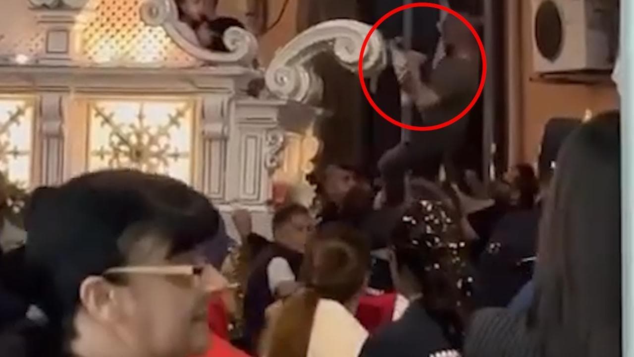 Giugliano, uomo piega un segnale stradale per far passare la processione davanti ai vigili urbani