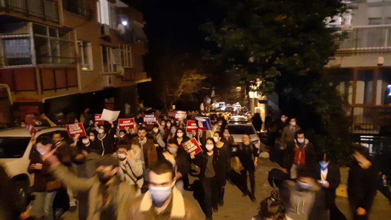 La manifestazione degli studenti nel quartiere Kadikoy