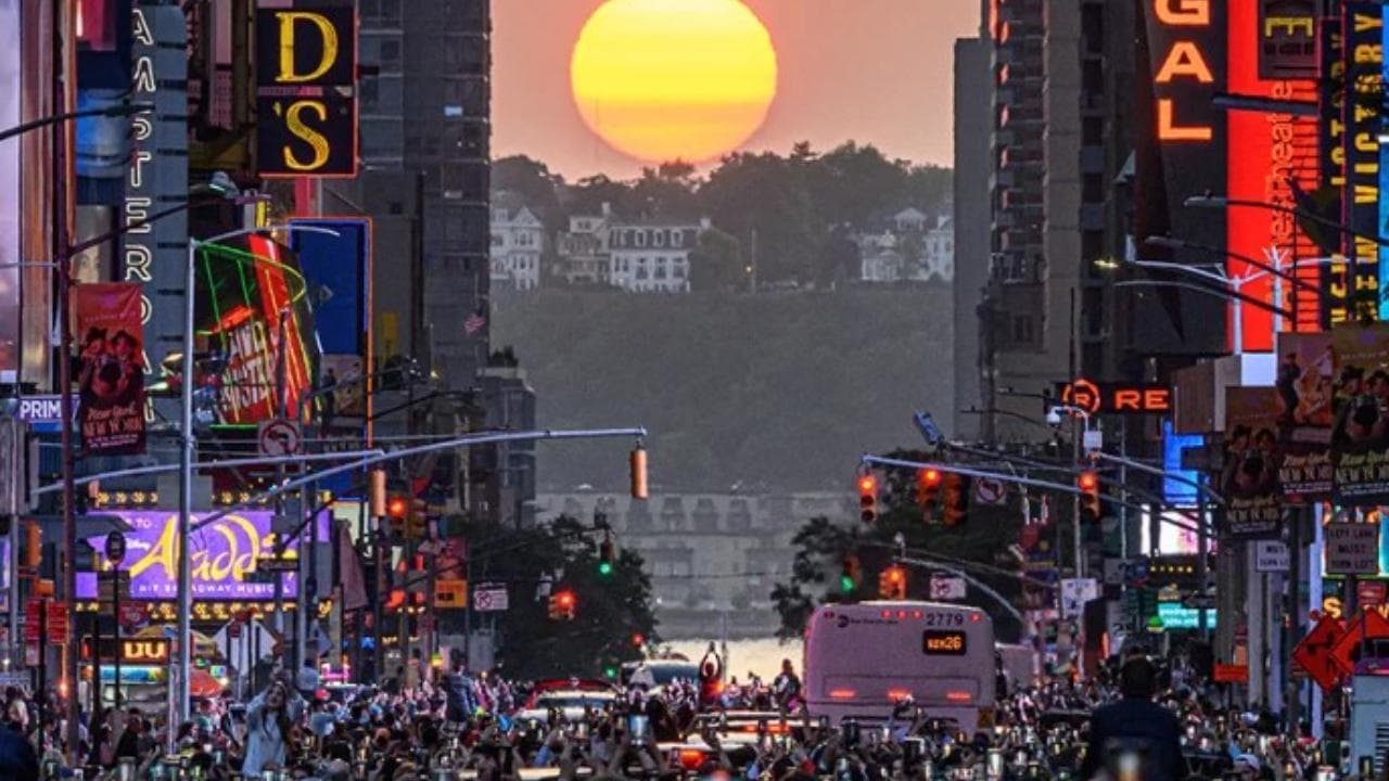 New York "tagliata" in due dal sole: a migliaia per il "Manhattanhenge" che accade due volte l'anno