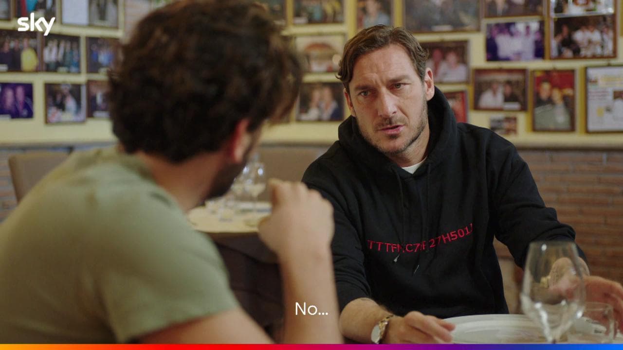 Totti racconta il primo appuntamento con Ilary Blasi: "Mi ha ammaccato lo sportello della Ferrari"