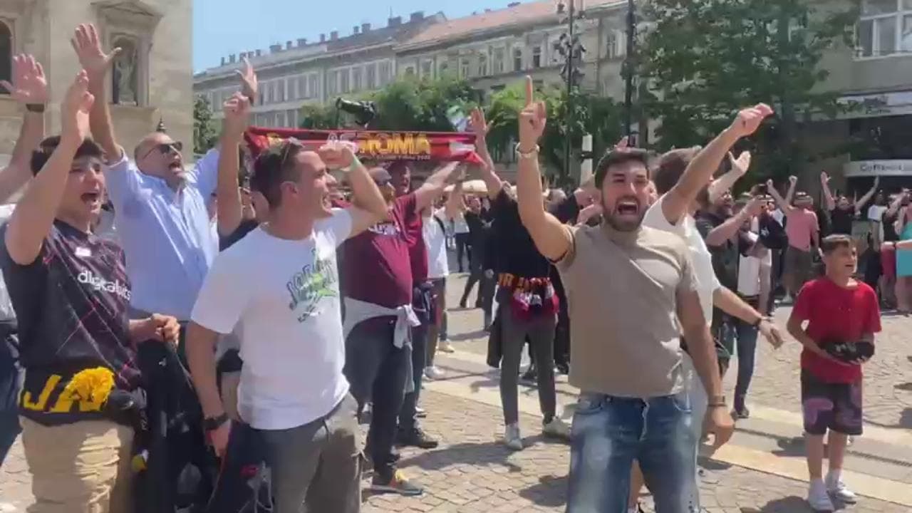 Europa League, sfida di cori tra tifosi di Roma e Siviglia davanti alla basilica di Santo Stefano