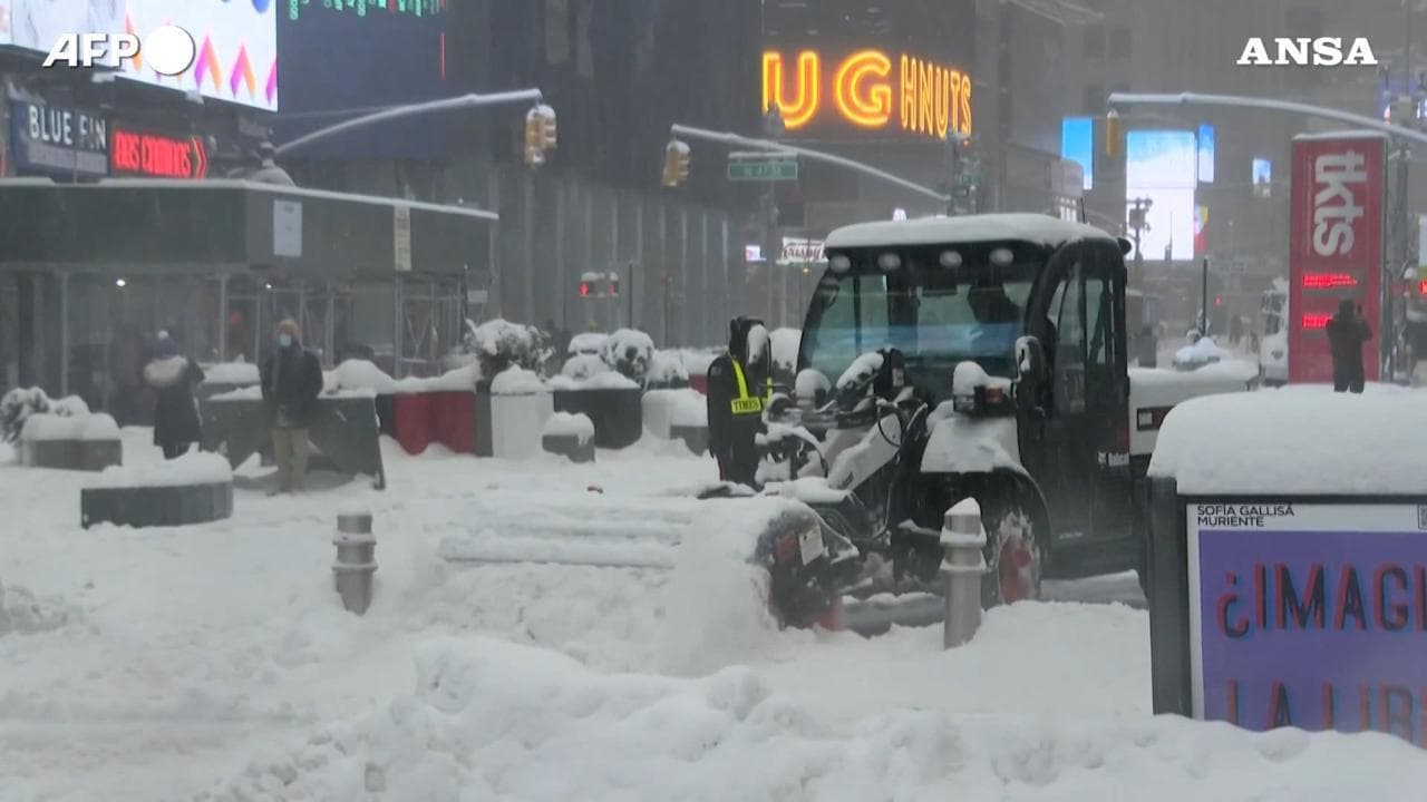 Usa, tempesta polare a New York: la neve ricopre Times Square