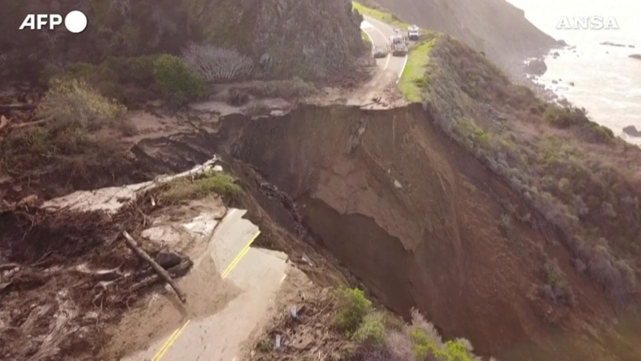 California, 50 metri di autostrada sprofondano nel Pacifico: le immagini aeree