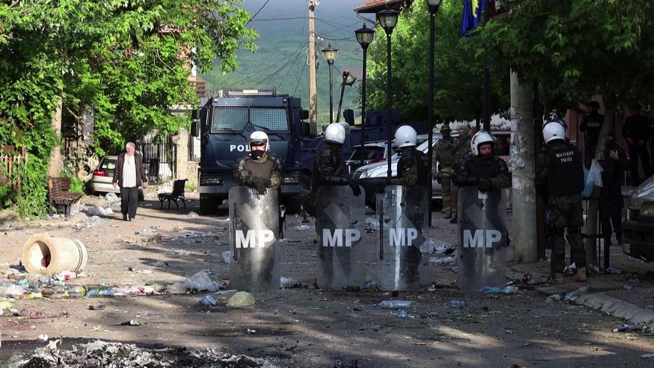 Tensione Kosovo, le truppe Nato aumentano le forze per presidiare i municipi dopo gli scontri con i manifestanti serbi