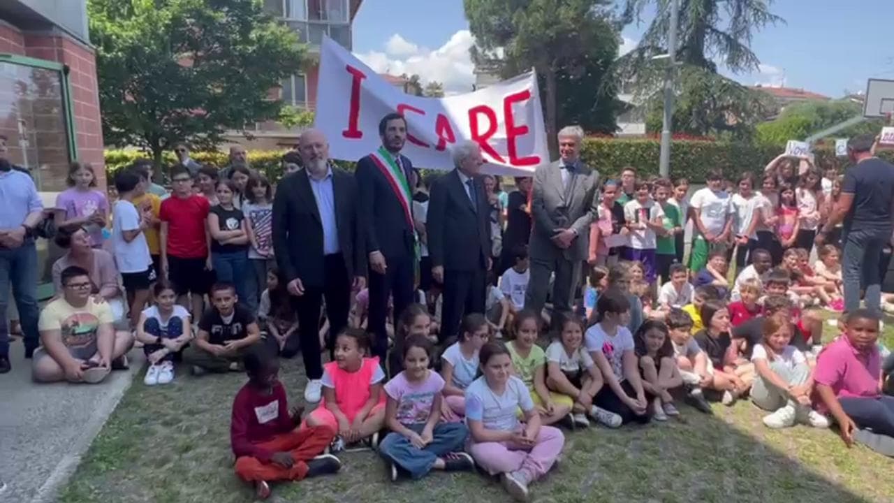 Mattarella nelle zone alluvionate, i bambini di Forlì lo circondano cantando "Romagna mia"