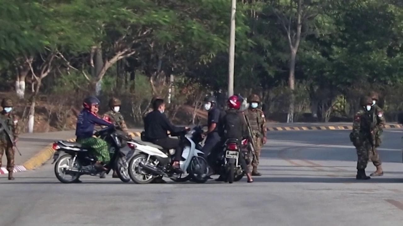 Colpo di Stato in Myanmar, l'esercito schierato nelle strade della capitale Naypyidaw