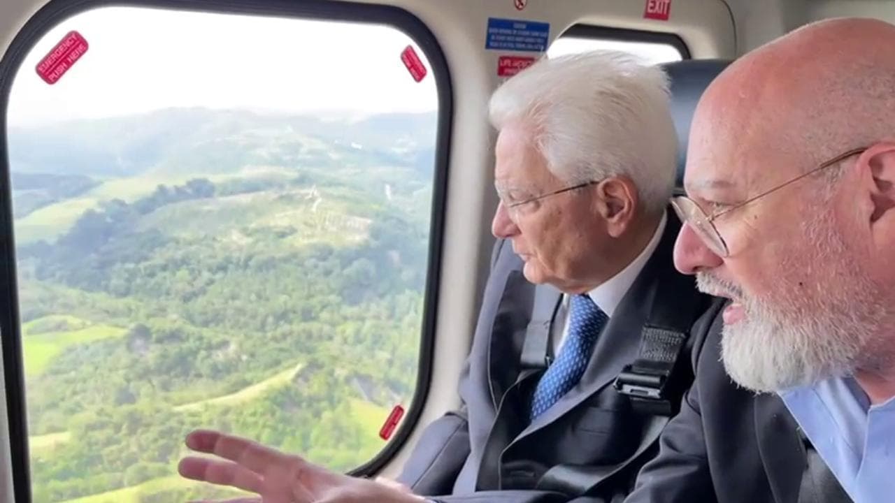 Mattarella sorvola le aree alluvionate con Bonaccini: "Presidente, quelle sono tutte frane"