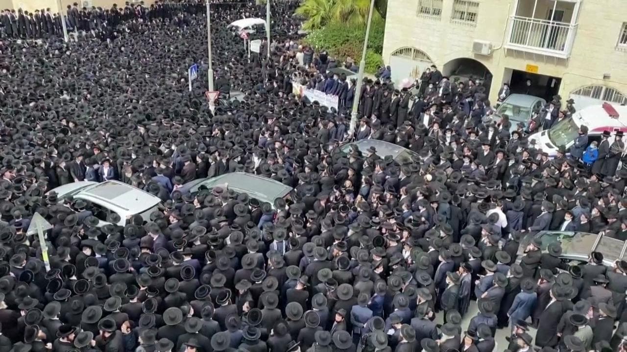 Gerusalemme, marea di ortodossi in strada per i funerali del rabbino: violazione di massa del lockdown