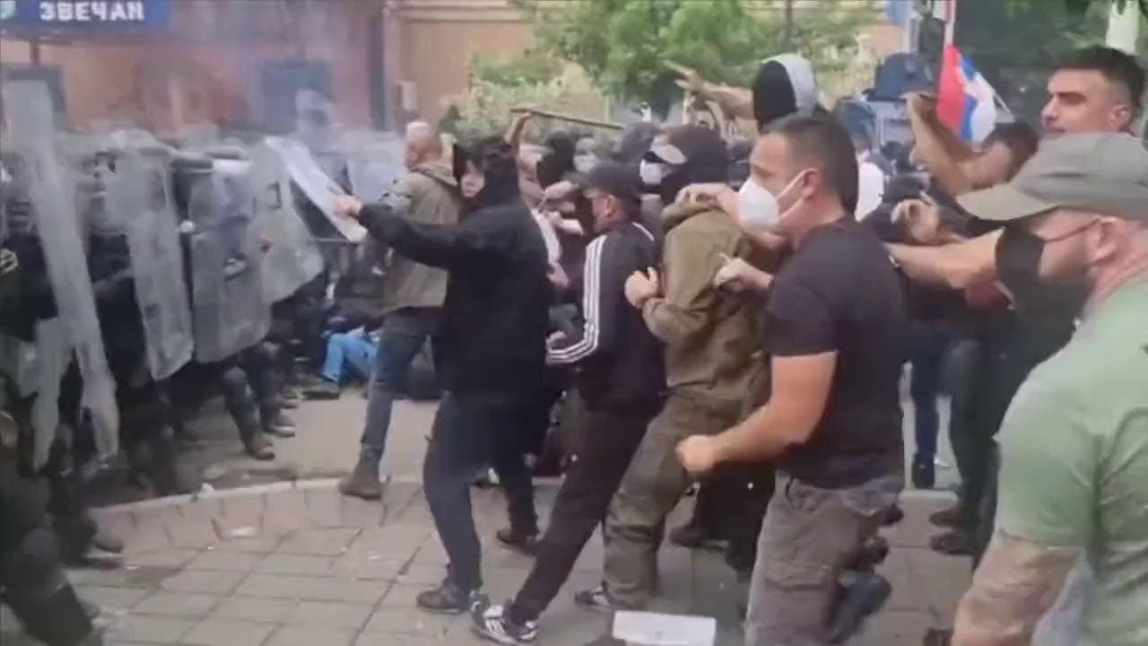Kosovo, scontri tra forze Nato e manifestanti serbi a Zvecan: feriti 14 militari italiani