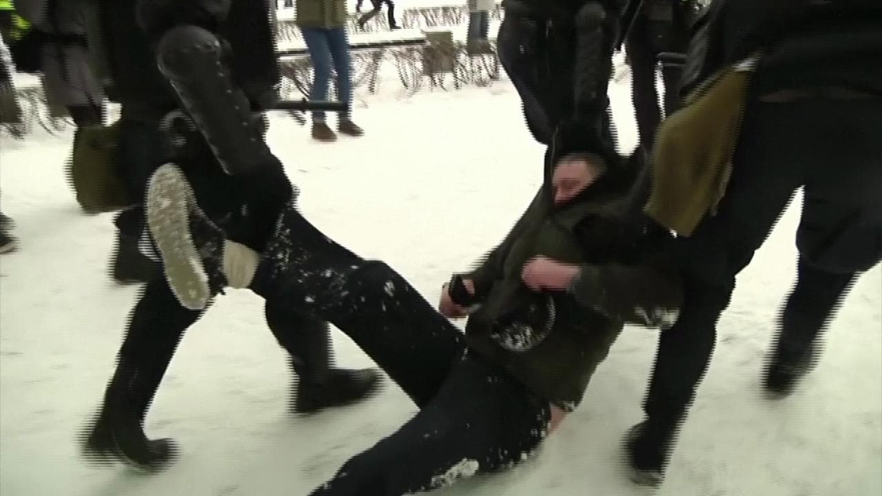 Russia, in piazza per Navalnyj: taser e manganelli contro i manifestanti