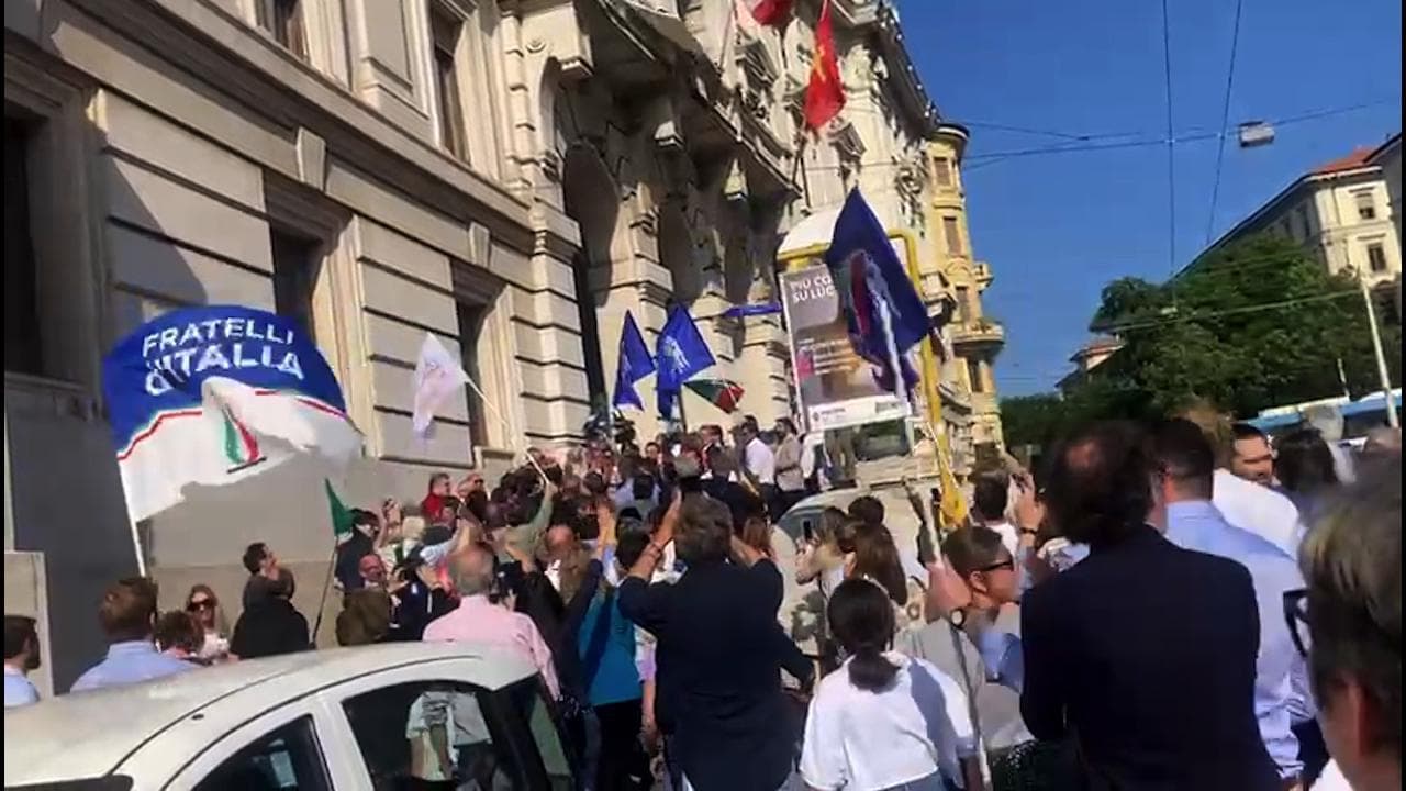 "Ancona libera": i sostenitori di Silvetti invadono il municipio dopo la vittoria del centrodestra