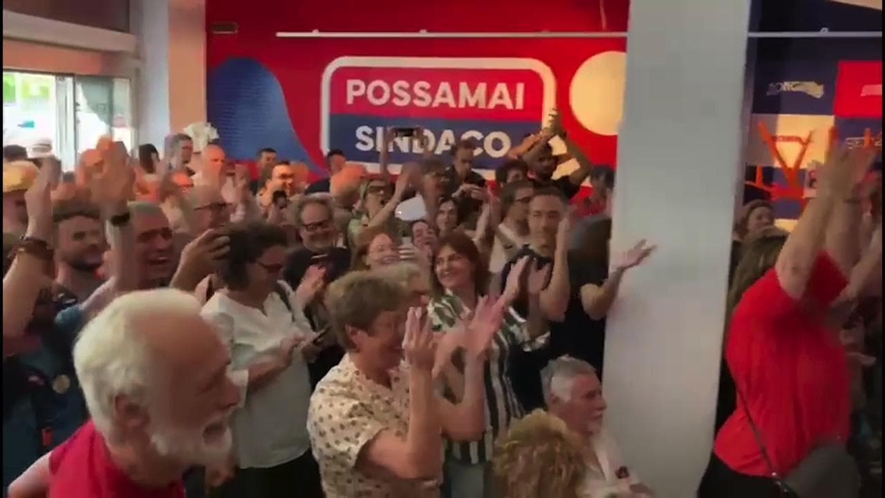 Ballottaggi, a Vicenza vince il centrosinistra: applausi e abbracci per Giacomo Possamai