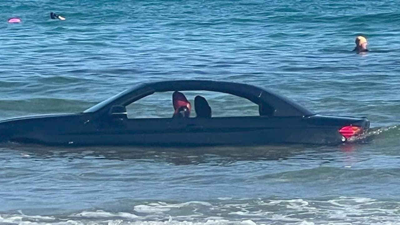 Mistero su un'auto di lusso lasciata in spiaggia e finita in mare: persi oltre 115 mila euro
